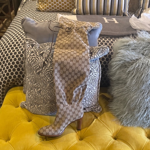 Gucci Authentication Card with Cream and Brown Accents - Picture 6 of 8